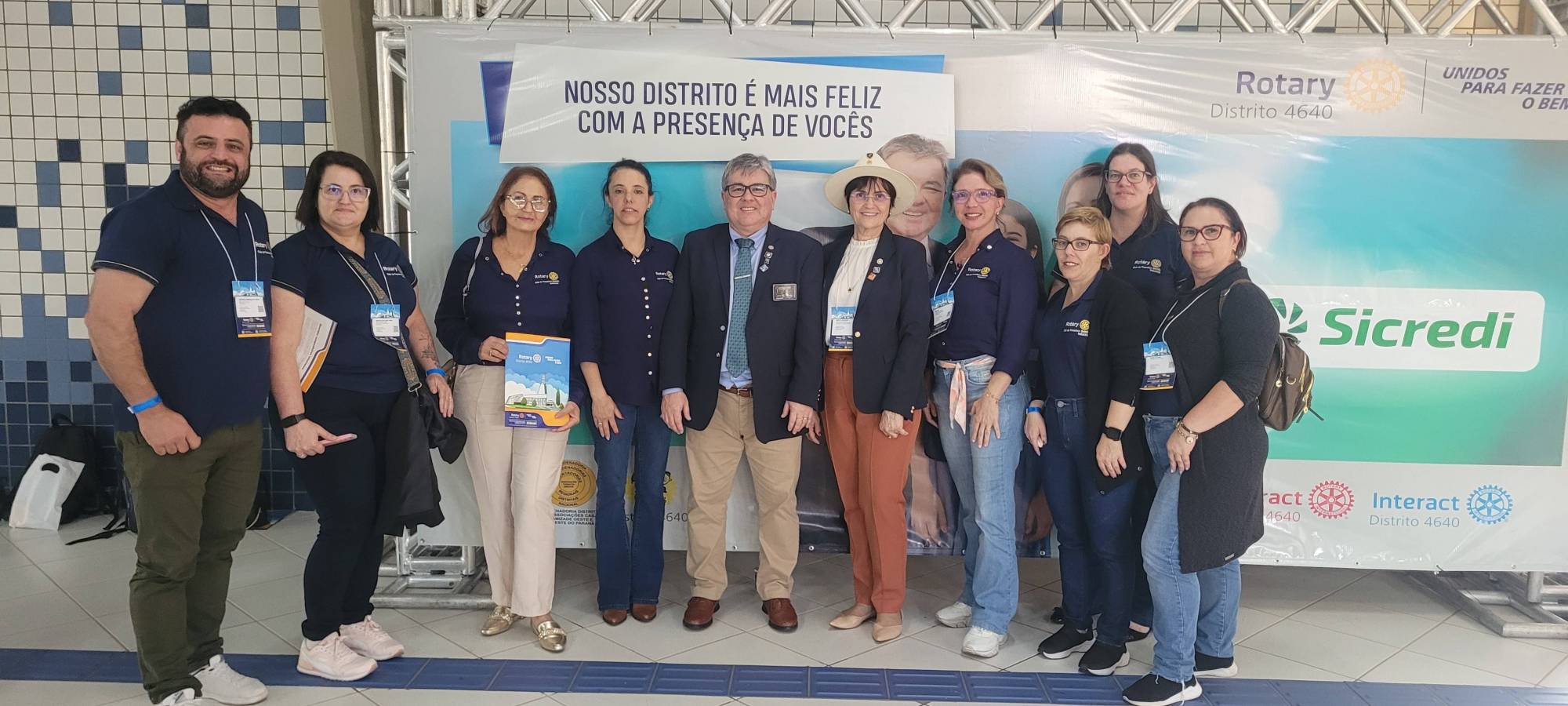 "Parte da equipe presente na 48ª Assembleia Distrital de Treinamento, composta pela mesa diretiva e pelos presidentes de comissão, com a presença do Governador do Ano Rotário 2025-26, Wilson José Schiavinato Junior, e da Governadora Assistente Marta Baseggio, da Área 16."