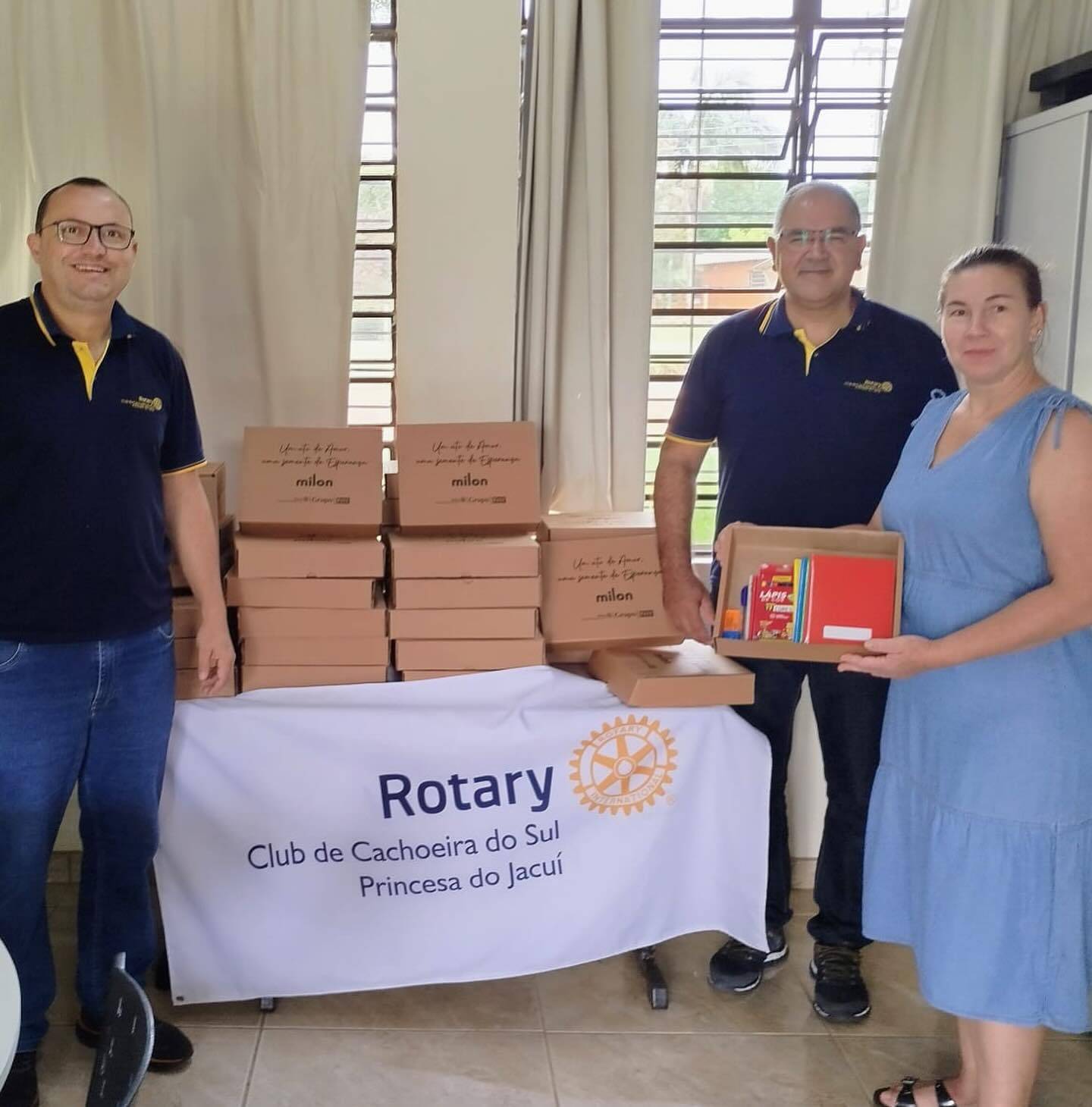 RC Princesa do Jacuí realiza entrega de kits escolares para crianças da EMEF Imperatriz Leopoldina