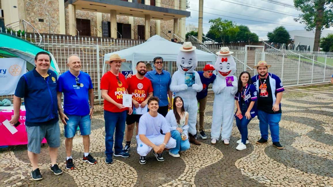 Conscientização sobre a importância da vacinação no calçadão central de Francisco Beltrão