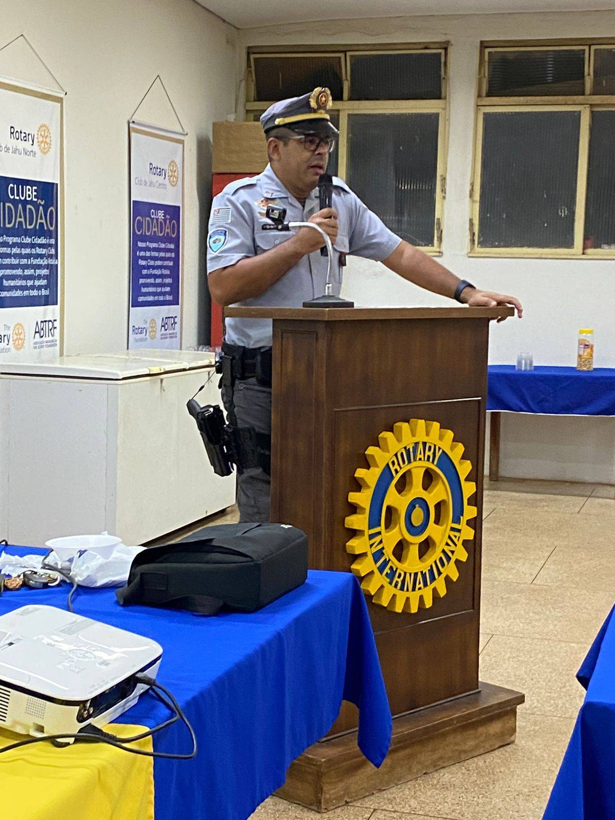 Rotary Club de Jahu - Centro Recebeu o Comandante da Polícia Rodoviária de Jaú - Tenente Thiago Silva e o Cabo Bastiani Para Realizarem Palestra