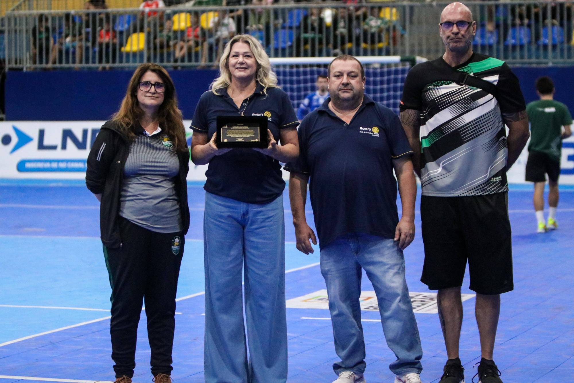 Foto: Andrea Ladvig (diretora comercial e de marketing do Marreco), Mariza Viccini e Edson Cadore (coordenadores da cantina), juntamente com Ricardo Pepe (tesoureiro do Marreco Futsal)