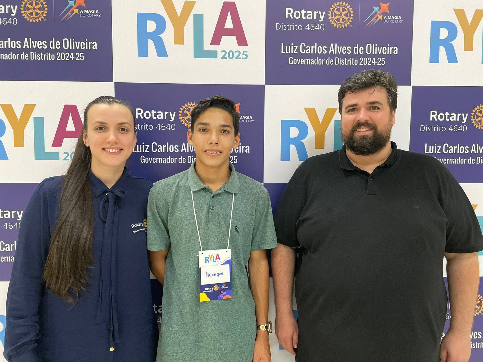 :foto: "O jovem Henrique Gustavo dos Santos Souza, ao centro, acompanhado pelos companheiros Wagner Hoffmann e Mayara Hoffmann."