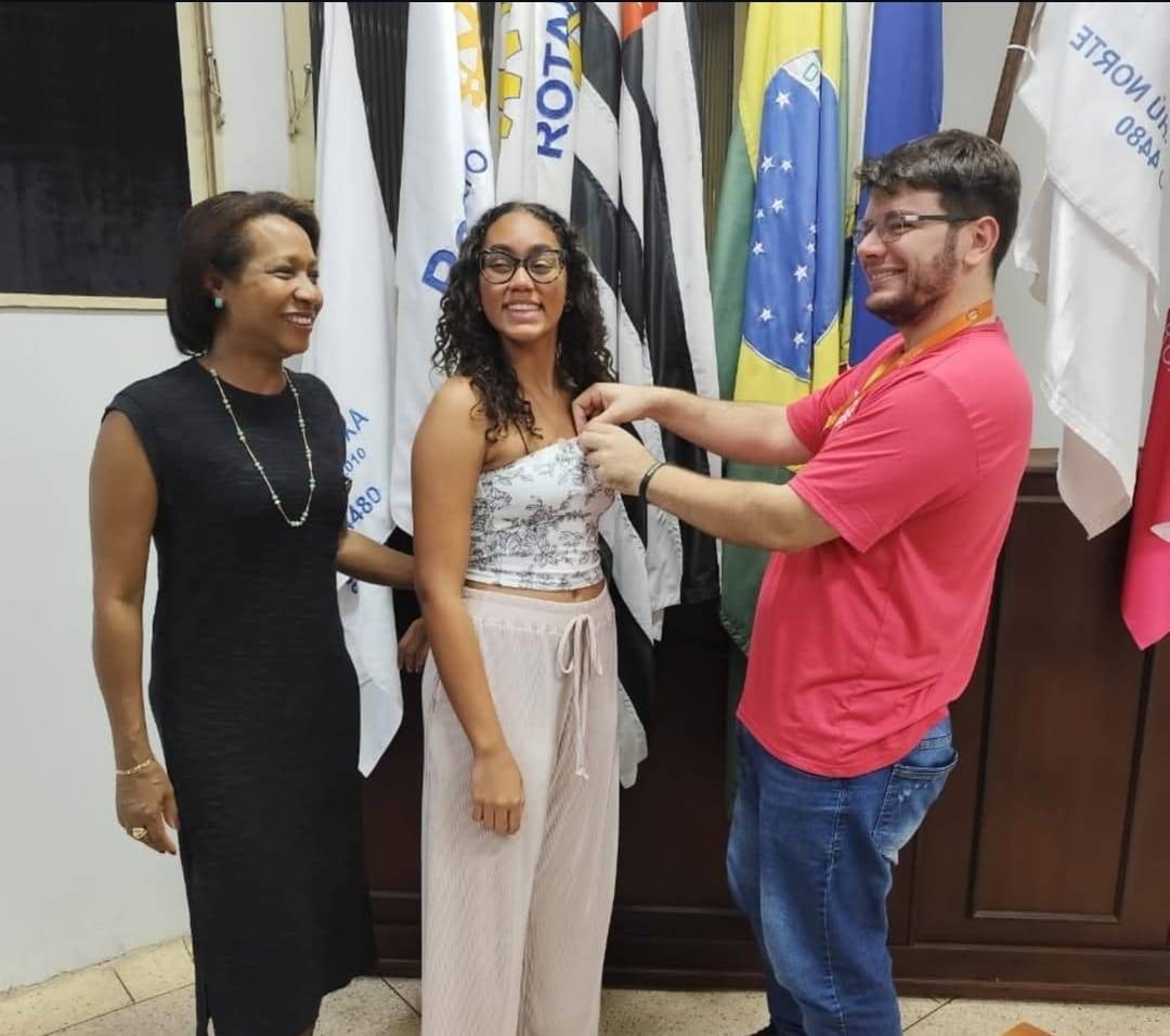 Rotaract Club de Jahu - Terra Roxa empossa nova associada