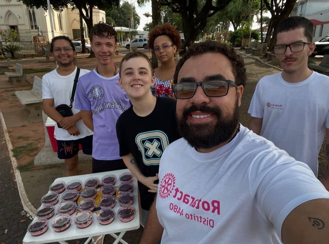 Interact e o Rotaract Club de Ariranha uniram forças na venda de tortinhas na praça