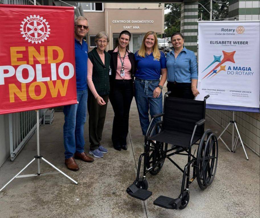 Entrega Cadeira de Rodas, representantes do RC Estrela e Hospital