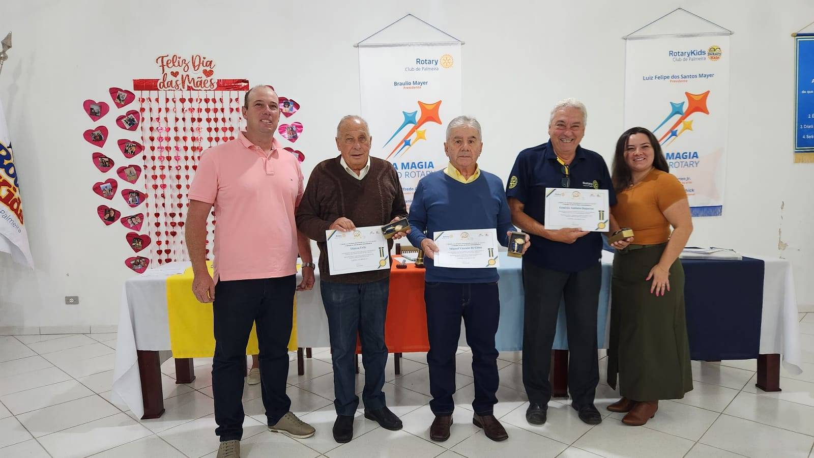 Presidente Braulio Mayer entregando a comenda 120 anos juntamente com sua esposa aos sócios fundadores.