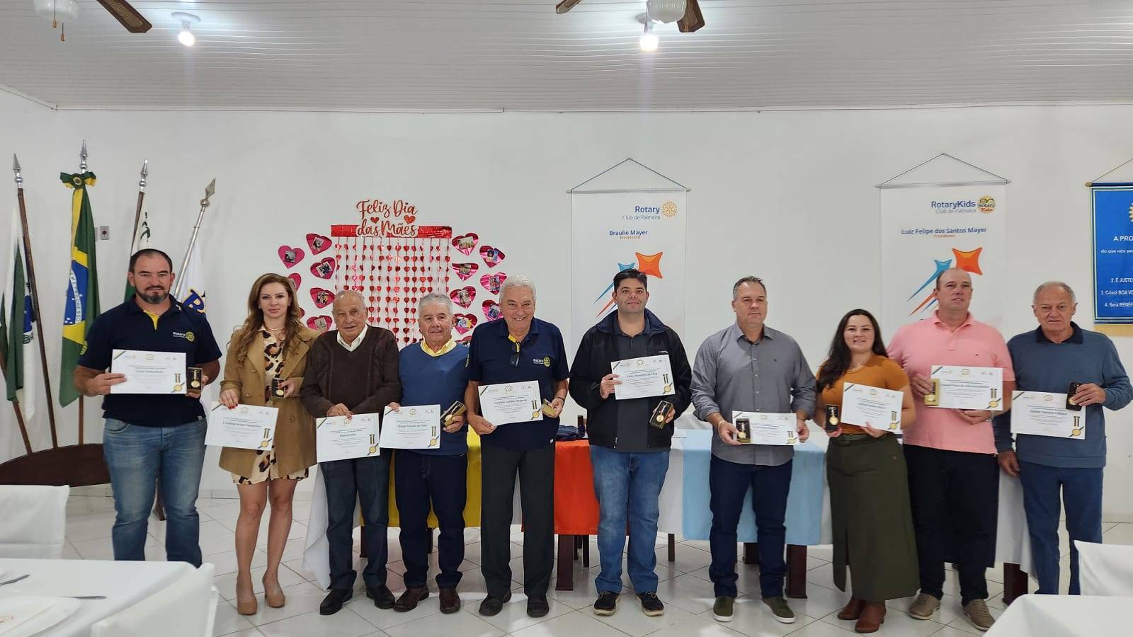 Rotarianos recebendo a Comenda 120 anos