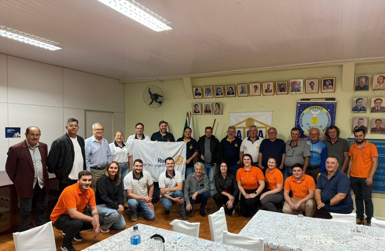 Rotarianos e colaboradores da CRESOL em reunião.