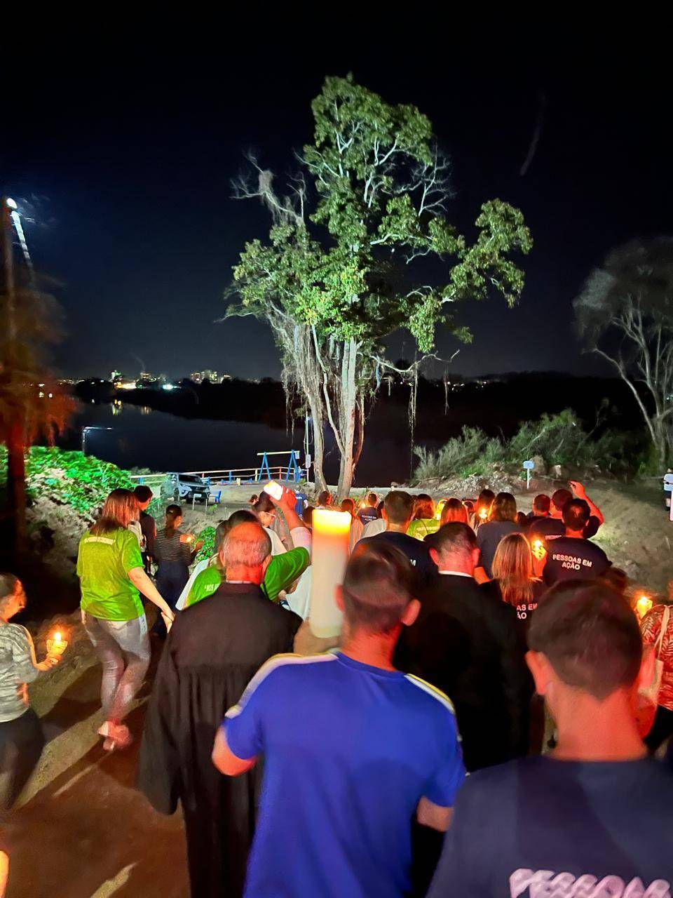 No dia 04/05/2025 ocorreu a Caminhada Ecumênica Luminosa, foi um gesto simbólico de fé e comunhão entre os povos. A caminhada percorreu as ruas centrais da cidade e foi em direção ao rio, onde nosso clube soltou balões em homagem as vitimas e aos desaparecidos nas cheias de 2023 e 2024. Foi um momento de conexão, fraternidade e de muita emoção.