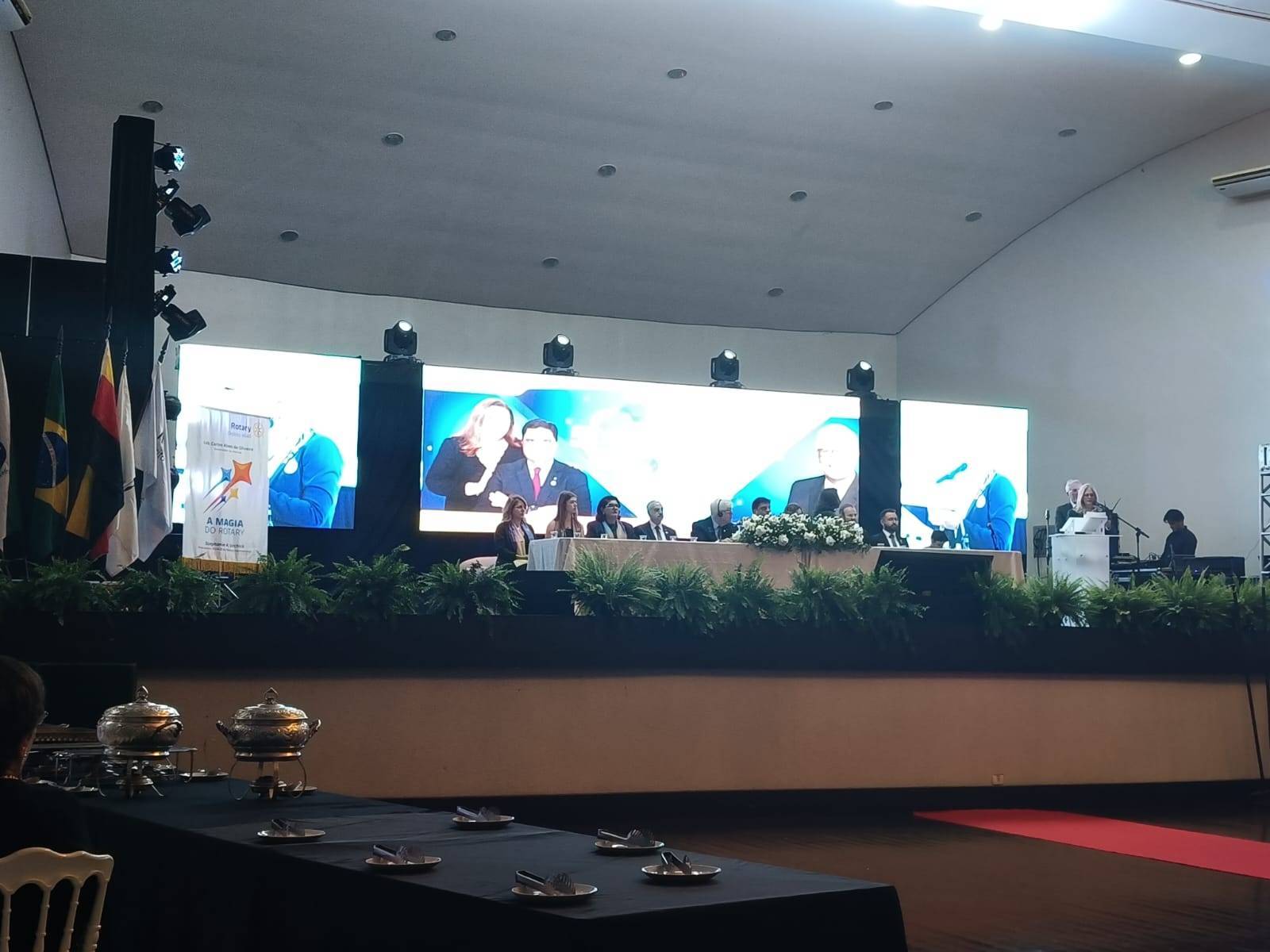 A 51ª Conferência Distrital Rotária é um evento organizado pelo Rotary International, uma organização internacional de serviço humanitário e profissional.  O que é a Conferência Distrital Rotária? É uma reunião anual em que rotarianos (membros do Rotary) de um Distrito Rotário específico se encontram para:  Avaliar projetos e metas do ano rotário.  Planejar ações futuras (como iniciativas de serviço comunitário, intercâmbios e campanhas humanitárias).  Treinamentos e capacitações para líderes de clubes.  Eleger e empossar a nova diretoria distrital (incluindo o Governador do Distrito para o próximo ano).  Celebrar conquistas e reconhecer clubes e rotarianos que se destacaram.   Próximos Passos Após a Conferência As decisões tomadas orientam os clubes no próximo ano rotário (que começa em 1º de julho).  Projetos de maior impacto podem receber apoio do Rotary Foundation.