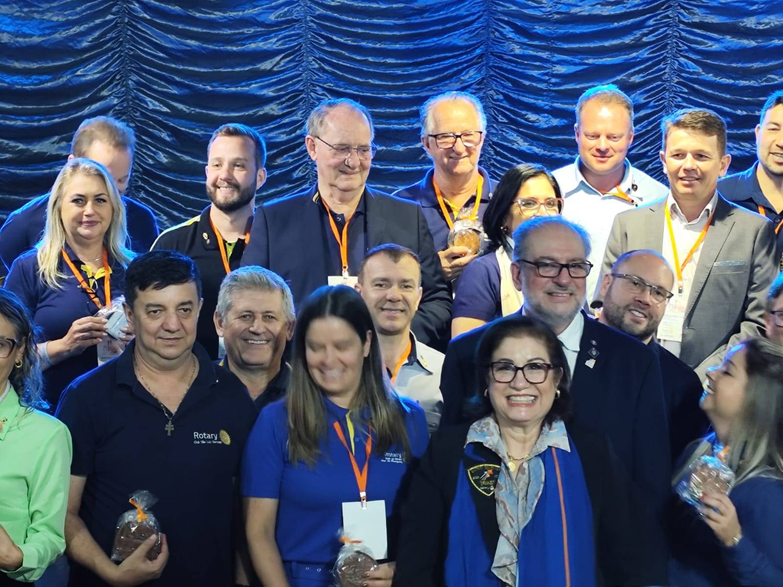 Presidente Sandro entre os participantes da 52° Conferência Distrital