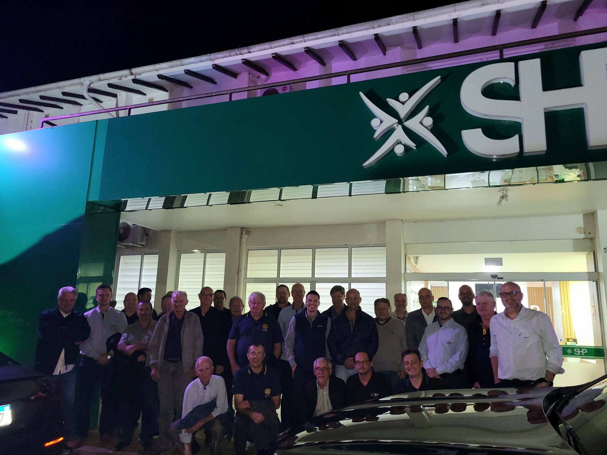 Rotarianos em frente ao HOSPITAL SHP