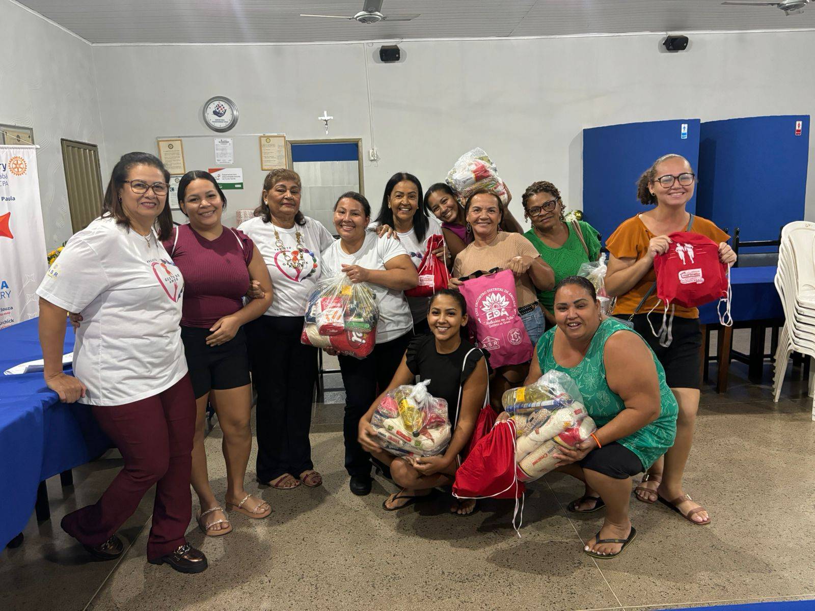 Evento contou com palestra sobre educação financeira, entrega de cestas e confraternização com mulheres atendidas pelo projeto social
