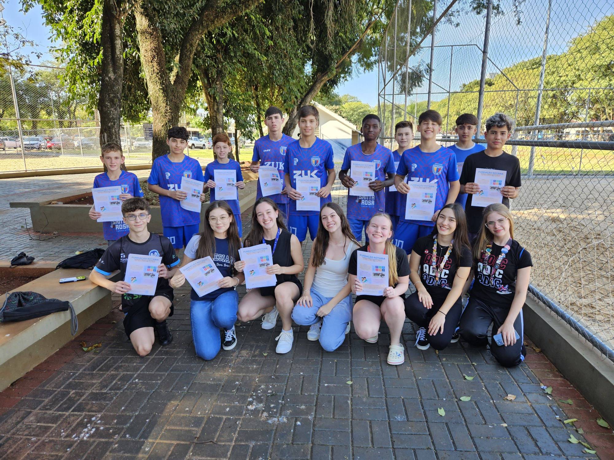 A imagem apresenta os Interactianos entregando os panfletos aos moradores de Santa Rosa.