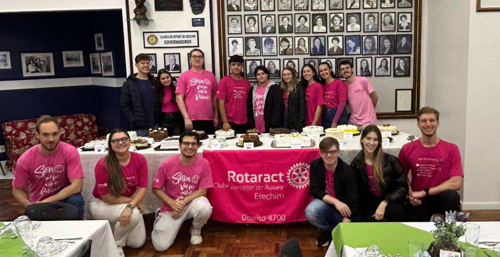 Clube reunido com o buffet de tortas.