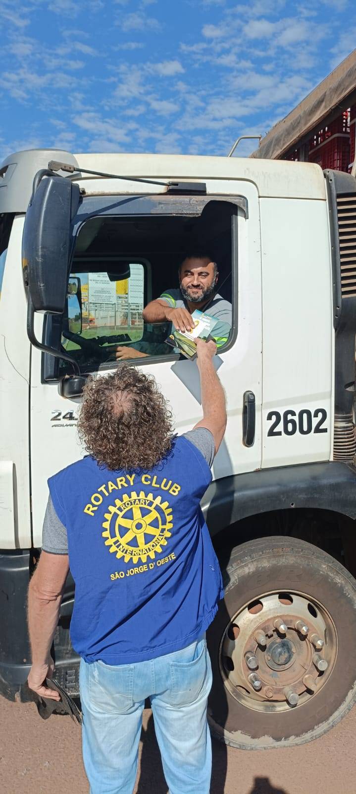 Rotariano participando da entrega de material educativo da Campanha Maio Amarelo.