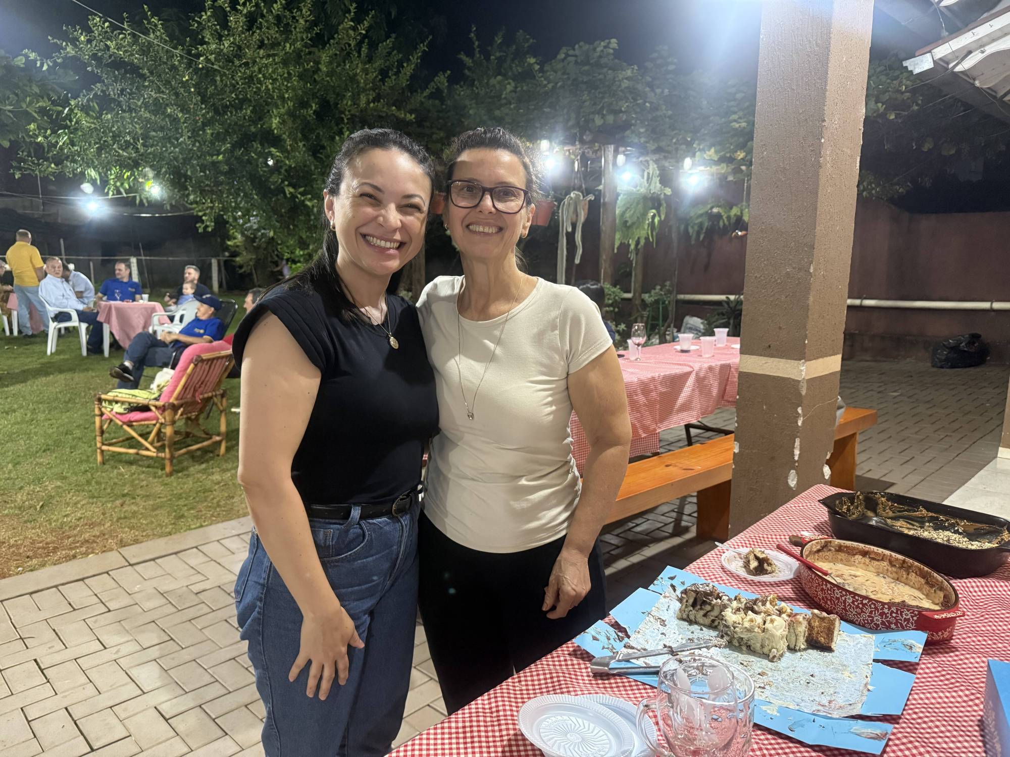 O Rotary Club de Foz do Iguaçu, ao lado do governador Wilson J. Schiavenato, entrega um novo freezer para o Banco de Leite de Foz do Iguaçu. 