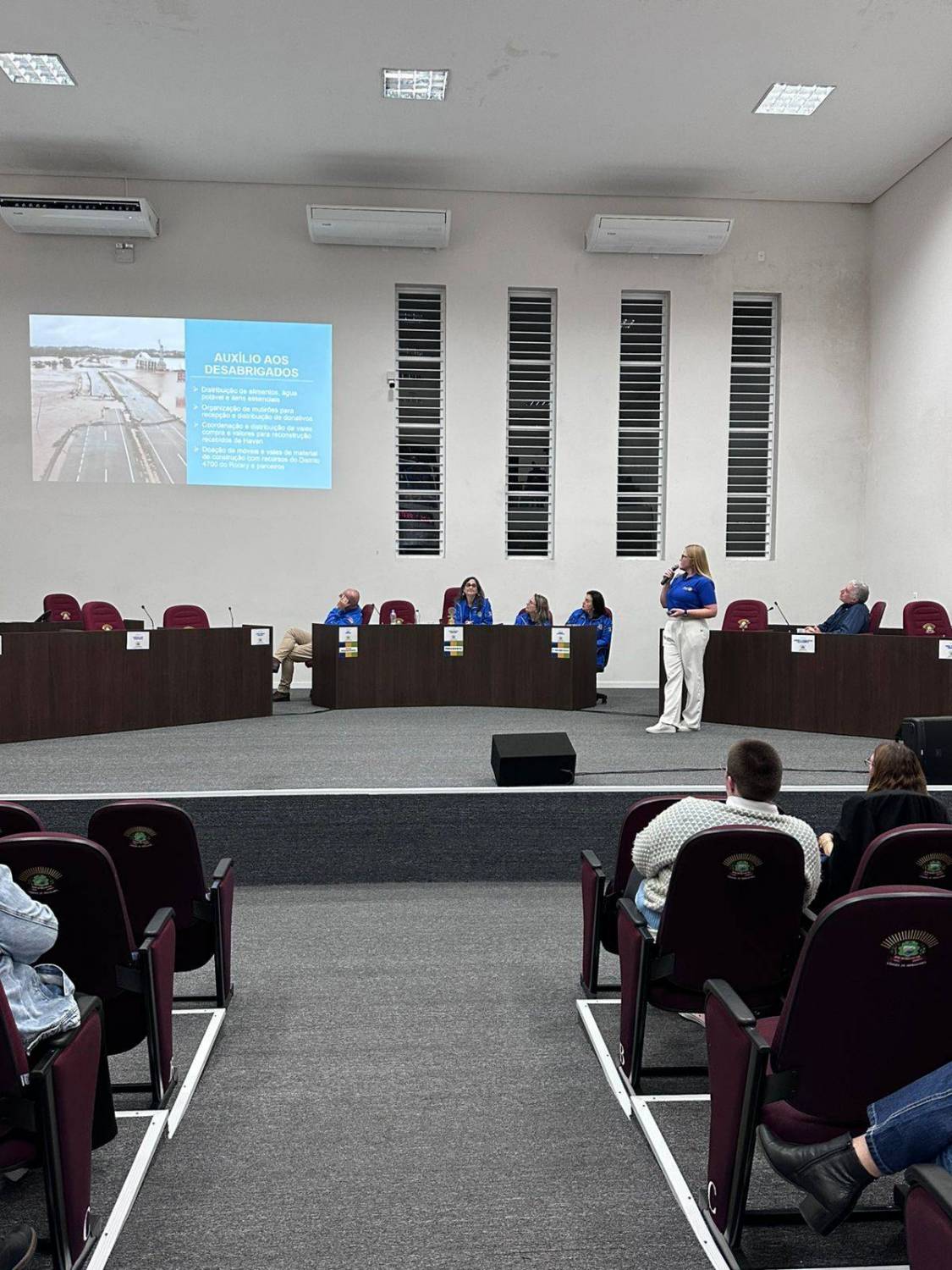 Companheiros apresentando as atividades.