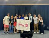 Rotaract Club de Bauru-Norte recebe o certificado de ''Caravana mais animada'' do evento.