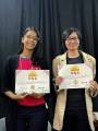 Hayla Santos (à esquerda), presidente do Rotaract Club de Assis-Estação e Isabella Hirata (à direita), presidente do Rotaract Club de Bauru-Norte segurando os certificados de ''Cargo Destaque'' em Desenvolvimento de Quadro Associativo.