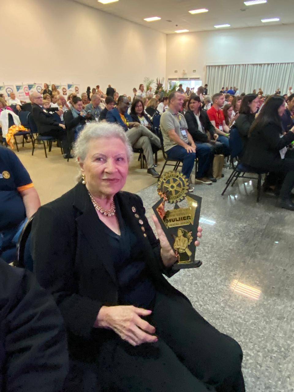 Sirene Marley Gregoldo recebeu o 1º Lugar do Prêmio de Liderança Sylvia Whitlock, do Distrito 4540 - foto: Soraya Issa Bellizzi