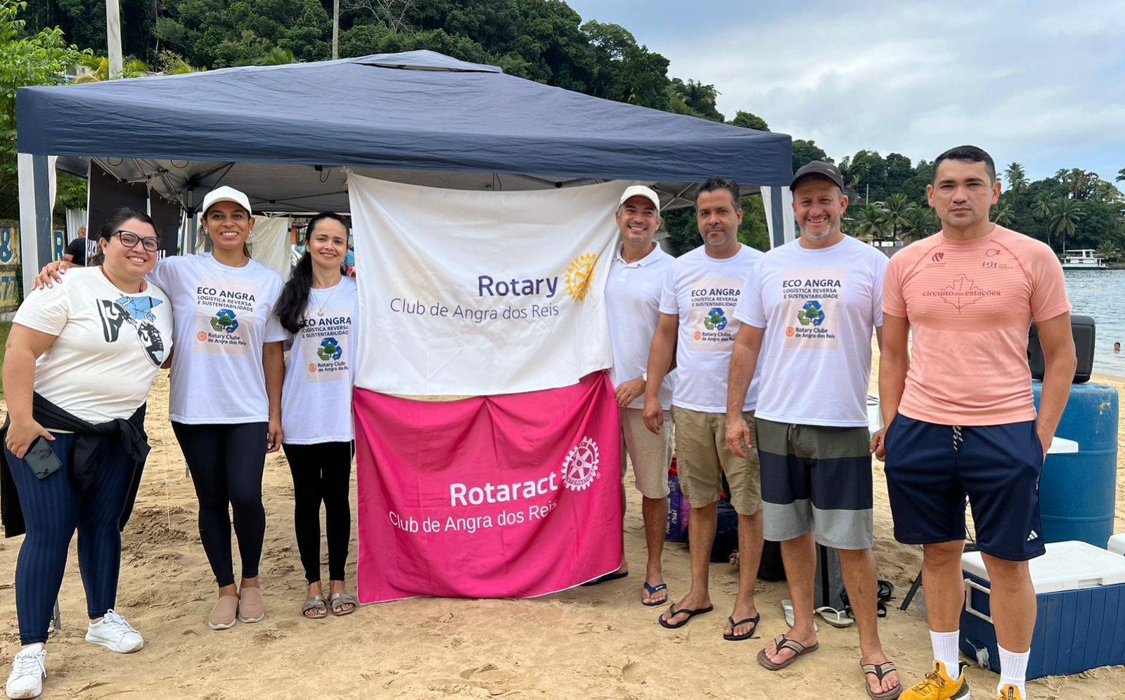 Associados do RCAR e Rotaract de Angra dos Reis realizam limpeza em praia e remada ecologica