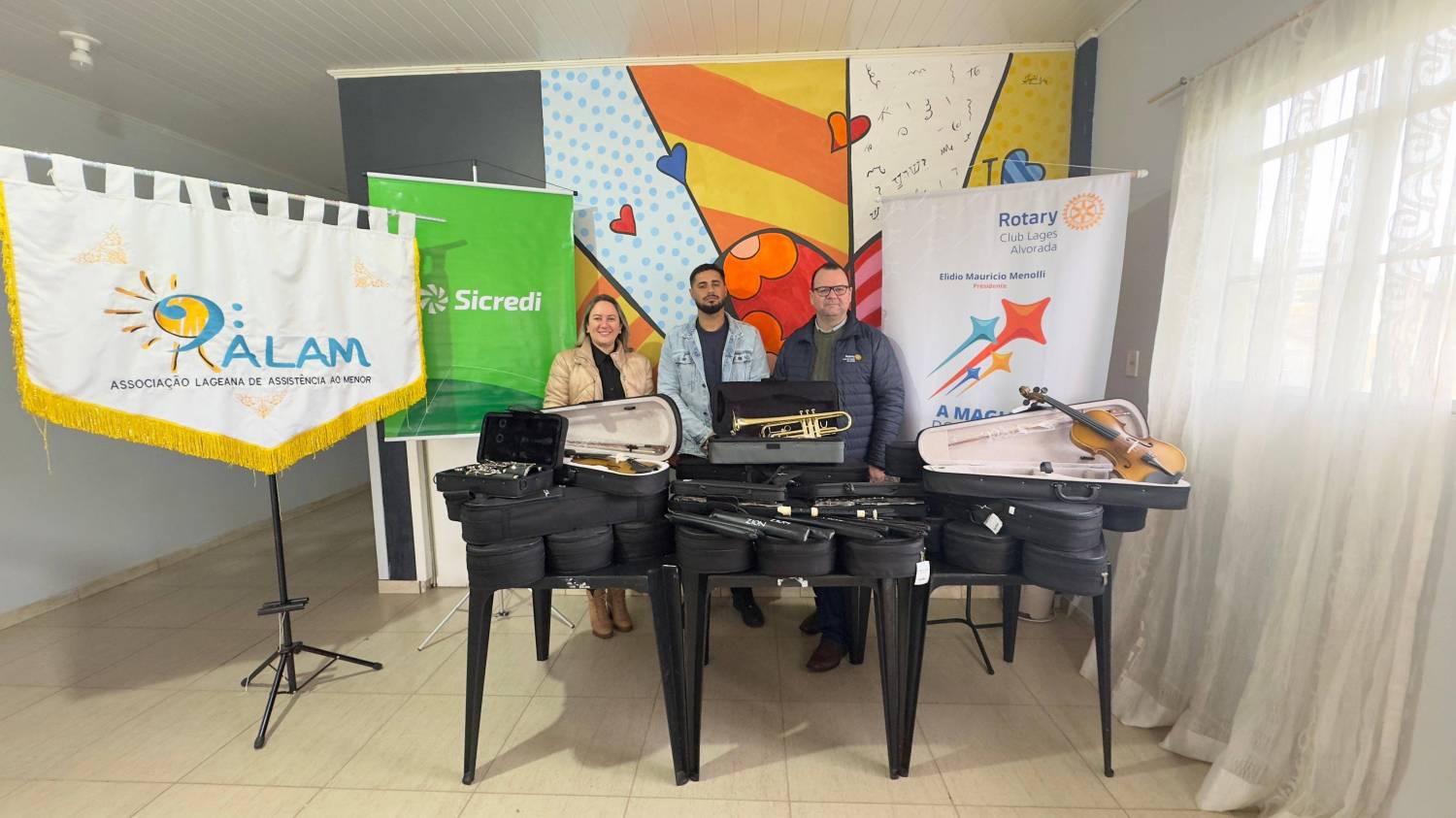 Gerente do SICREDI Lages, maestro da ALAM e Presidente do Rotary Lages Alvorada na entrega dos instrumentos musicais