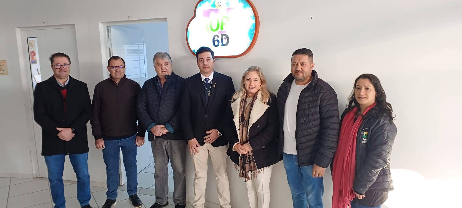 Idair Edson Marcelo, Presidente do Rotary Club de Francisco Beltrão-Cango, Odacir Casarin De Oliveira, Governador Assistente do Distrito 4640, Luiz Botin, Presidente da APAE, Alexandre Boa Ventura Dias Teixeira Luz, Presidente do Rotary Club de Francisco Beltrão-III Milênio, Maristela Pilonetto, Diretora da APAE, Sergio Arruda, Presidente Eleito do Rotary Club de Francisco Beltrão-III Milênio e Elizete dos Santos Brum, Vice-Diretora da APAE.