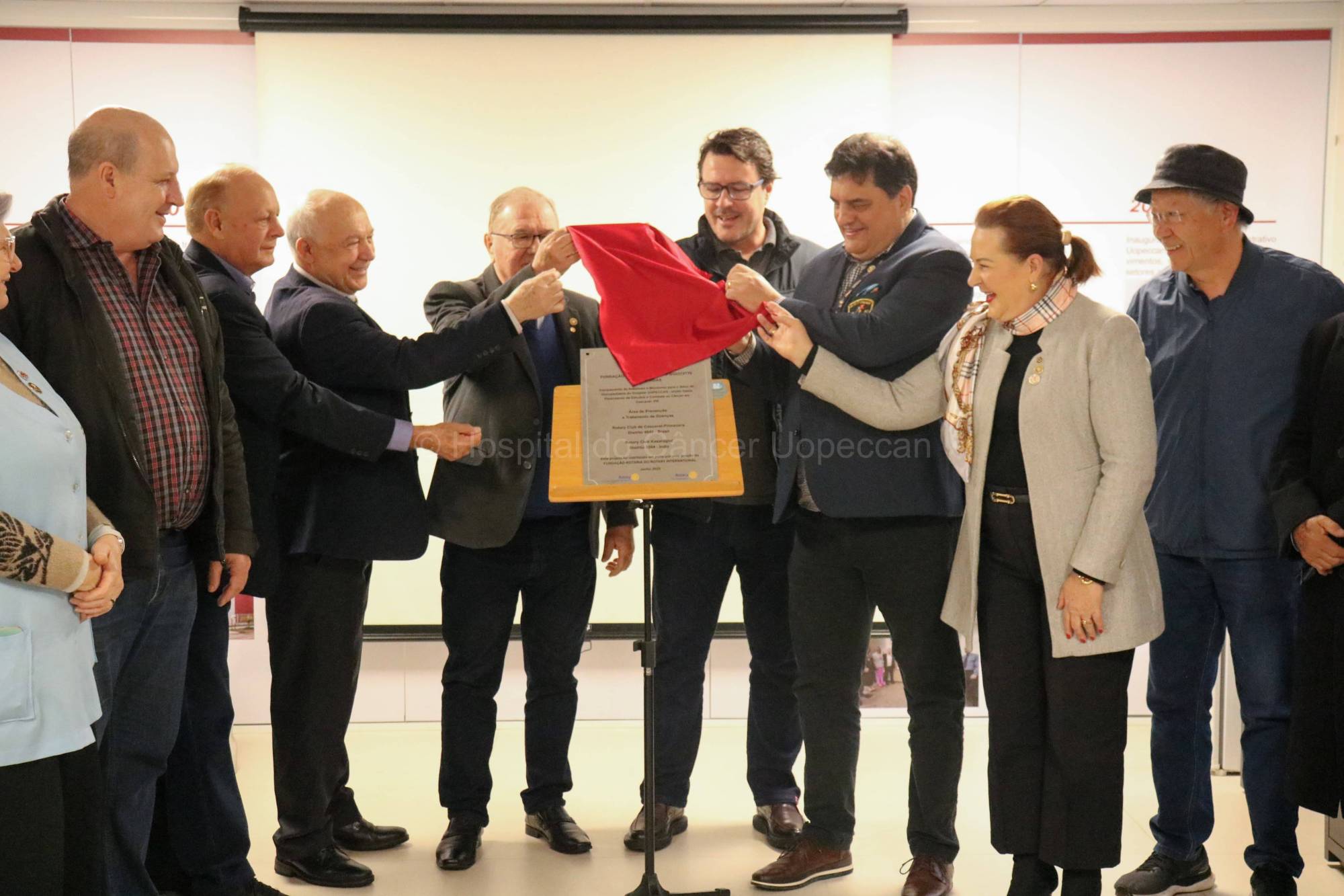 Descerramento da placa comemorativa durante a cerimônia oficial de entrega do Projeto Global na Uopeccan.