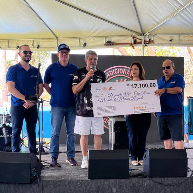Companheiros Vinícius, Rafael e Carlos entregando premiação do Show de Premios 