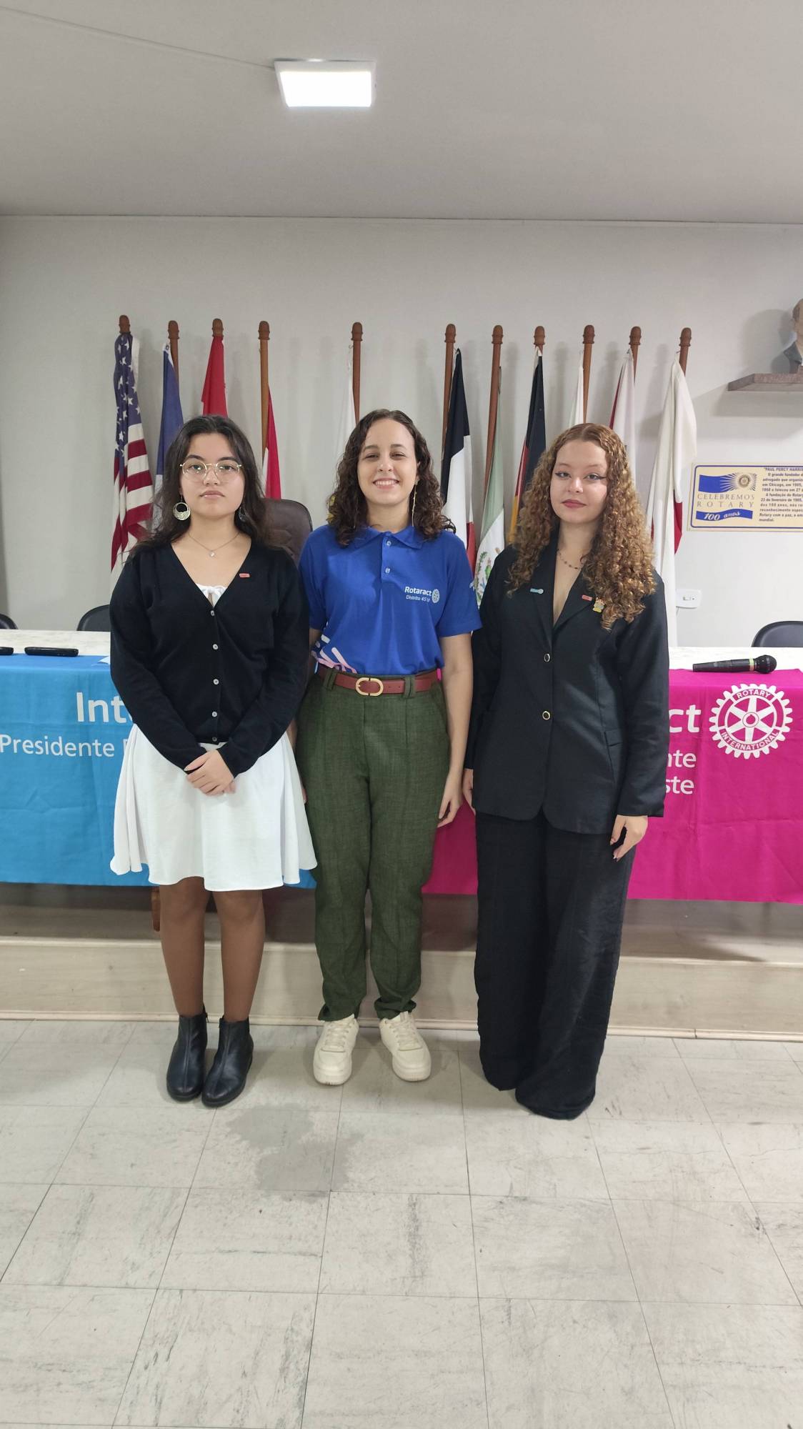 Na foto, Isabella Sesper (a esquerda), a presidente 24-25 Andressa Diniz (ao centro) e Valentina Albuquerque (a direita).