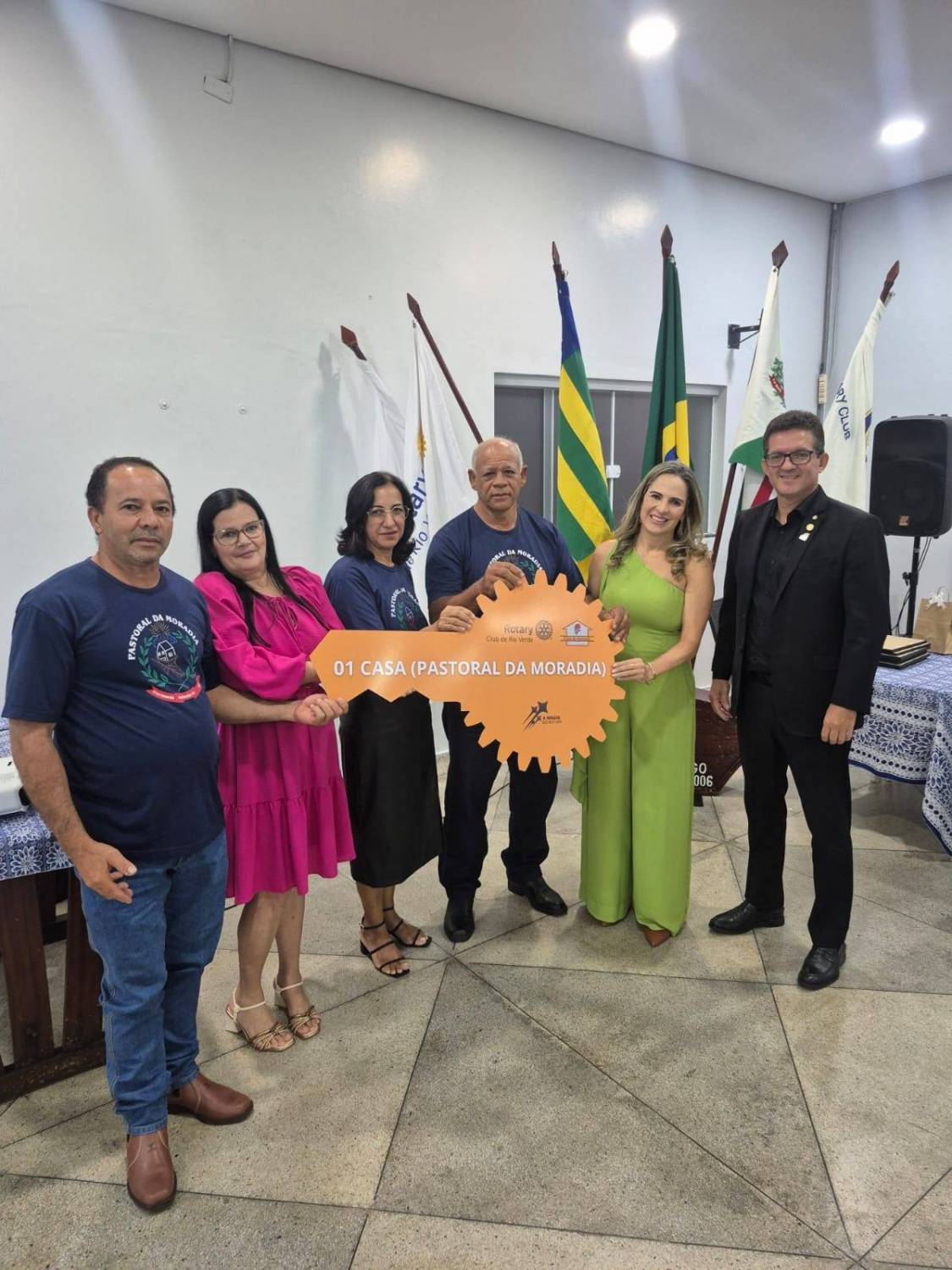 Os Presidente Rafael e Tatiana fazem entrega da chave simboliza da casa doada pelo clube