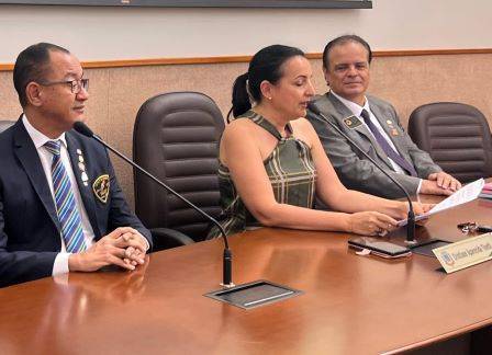 O Governador Ricardo Reis, a presidente Cristiane Tinetti, e o rotariano Márcio Medeiros, todos do Rotary International