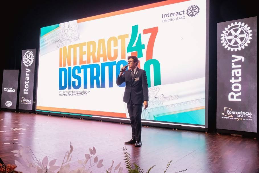 Representante Distrital de Interact João Vitor Biazotto Fabrício apresentando os resultados dos Interact Clubs do Distrito 4740