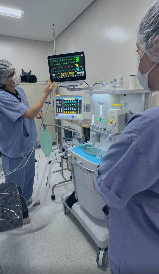 Fotos do equipamento em funcionamento durante cirurgia