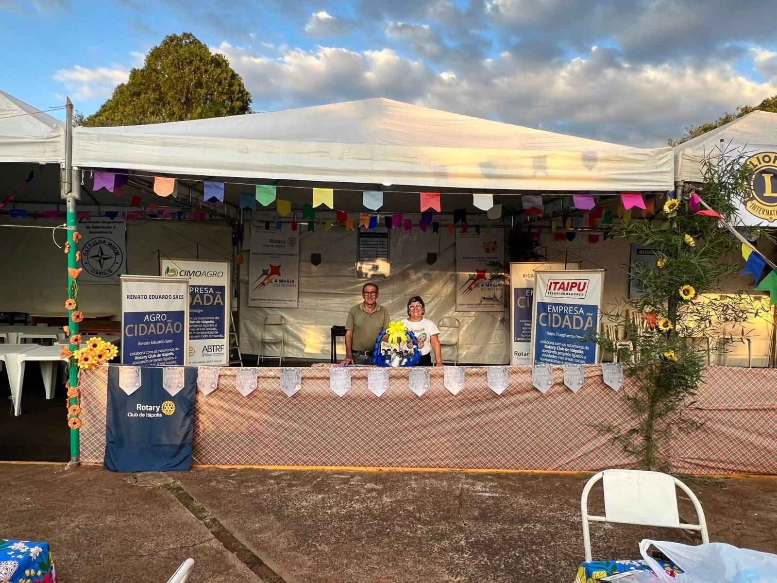 Rotary Club de Itápolis participou da ITÁPOLIS JUNINA na Praça da Bíblia