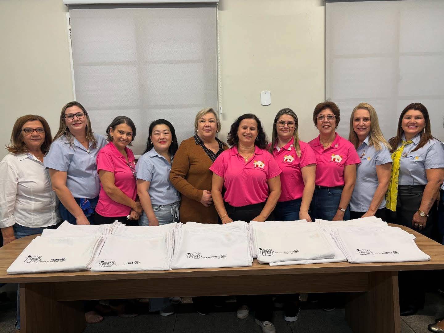 Casa da Amizade de Santa Fé do Sul realiza entrega de 60 lençóis para a Santa Casa