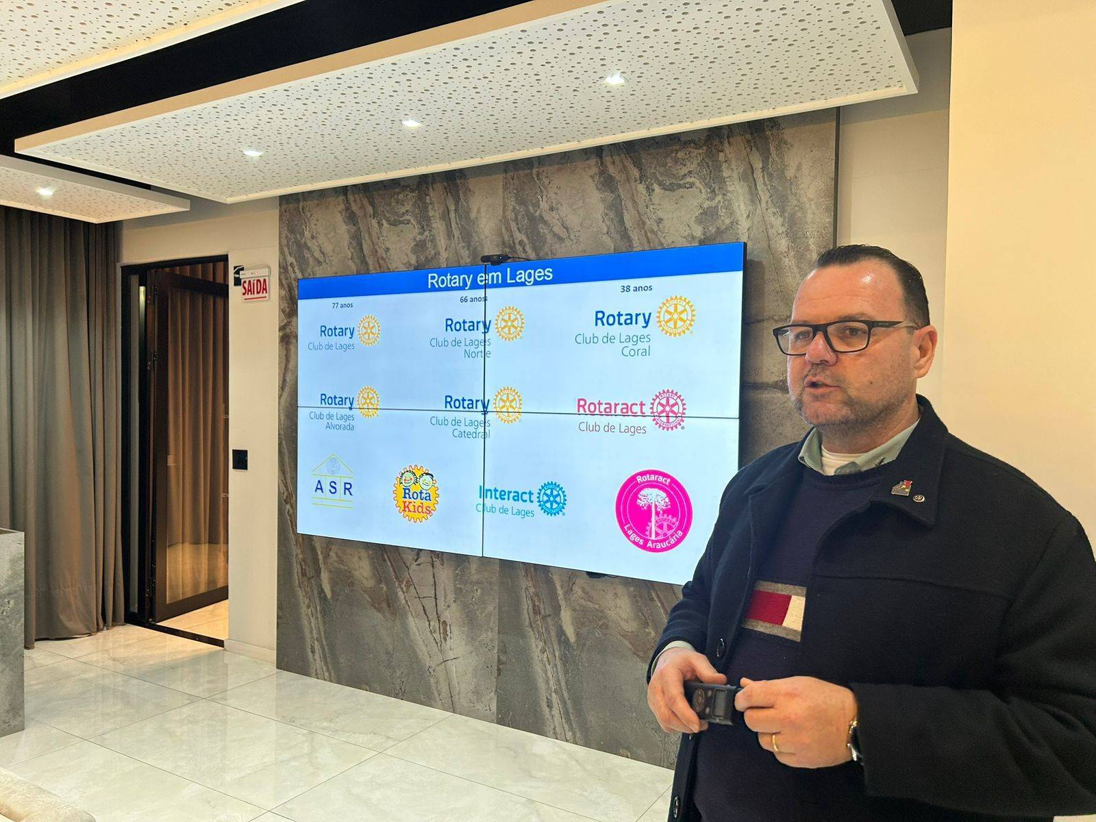 Presidente Mauricio apresentado dados e projetos do Rotary Internacional na reunião da Diretoria da ACIL