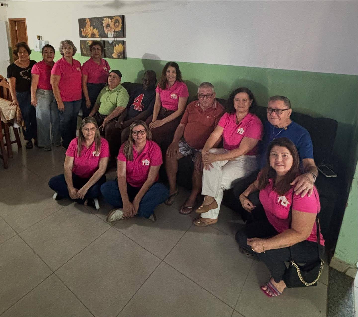 Casa da Amizade de Santa Fé do Sul realiza entrega da reforma dos sofás e das almofadas ao Lar de Idosos Orvalho de Luz