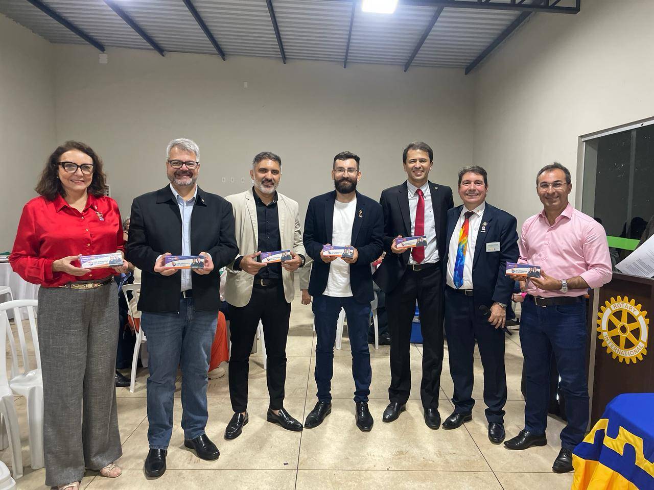 Na foto estão: Leila Rocha, pres. RC Araguaína-Inclusão, Alexandre Demito, pres. RC Araguaína-Pioneiro, Danillo Leite, pres. RC Araguaína-Lago Azul, Emerson Rocha, pres. RC Araguaína-Capim Dourado, Juliano Ferreira, pres. RC Araguaína-Doe Vida, José HIlário, GD 2023/24 e Wagner Rodrigues, prefeito de Araguaína