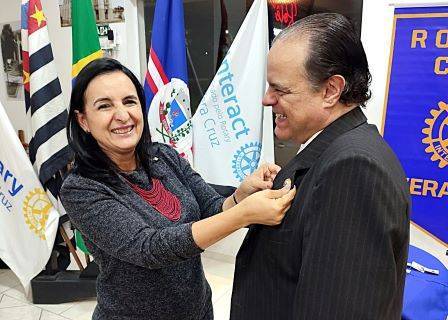 Cristiane Tinetti transmite o cargo de presidente para Márcio Medeiros, no Rotary Club de Vera Cruz