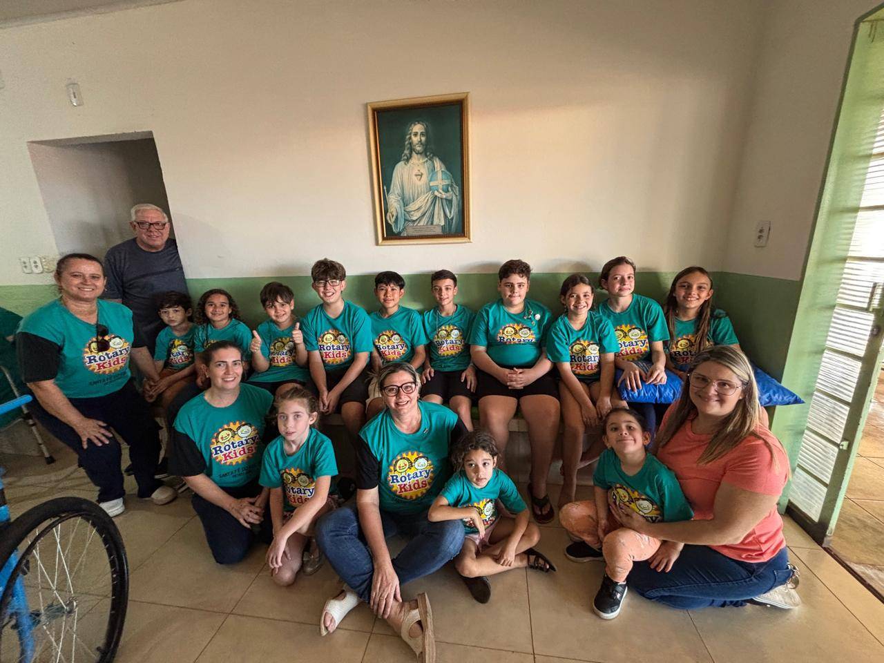 Rotary Kids de Santa Fé do Sul realiza entrega da reforma das almofadas da sala de TV da ala feminina do Lar de Idosos Orvalho de Luz