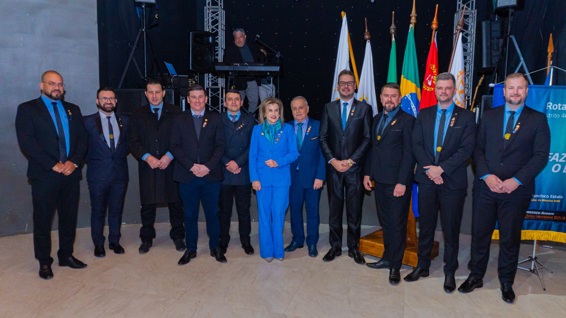 Governador do Distrito 4660, João Francisco Estula, Presidente da gestão 2024/2025, Ângelo Casagrande Filho, Presidente da gestão 2025/2026, Djalmo Cardinal e integrantes da nova diretoria.