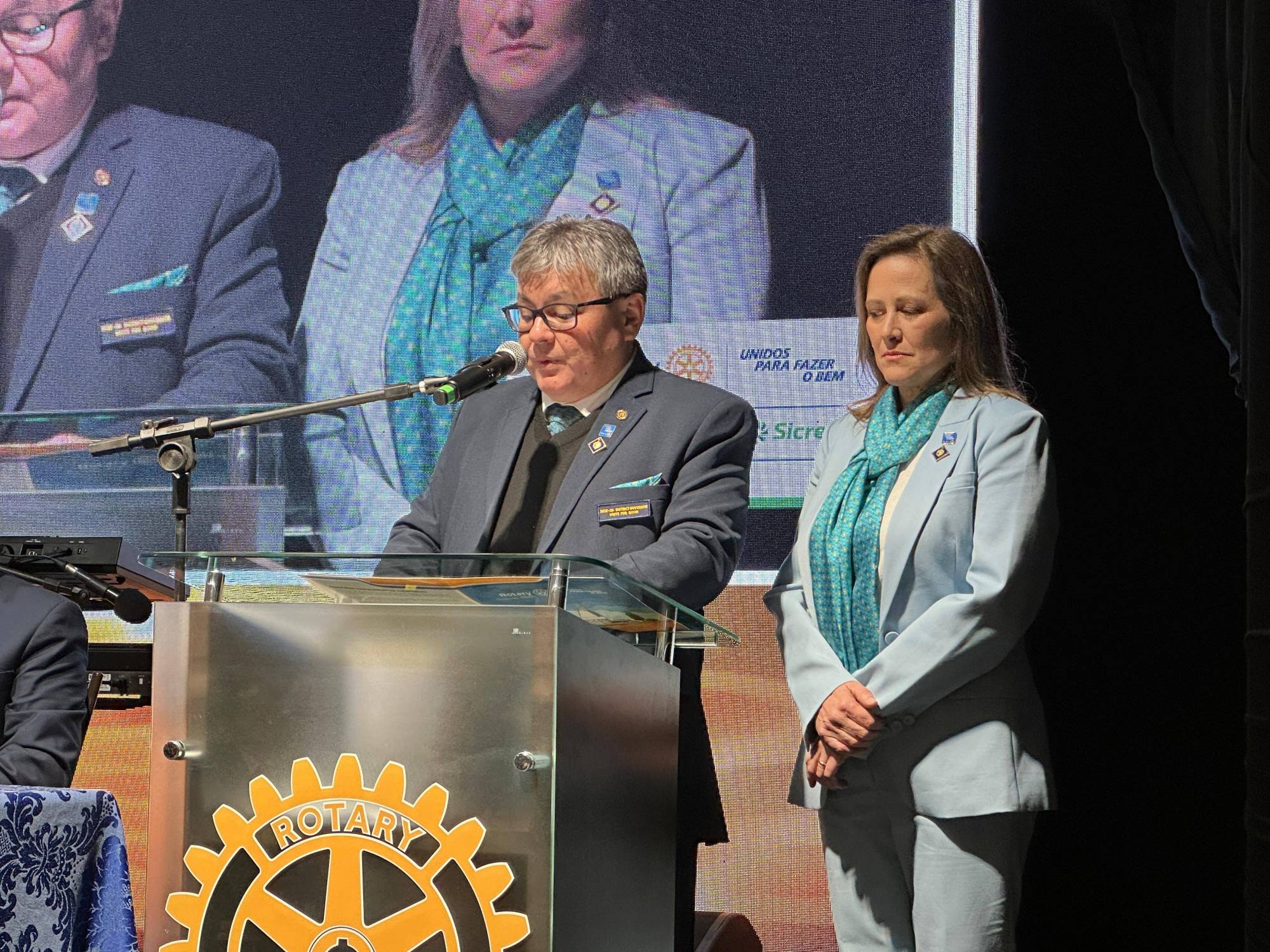 Governador Wilson Schiavinato Júnior durante sua fala de posse, ao lado de sua esposa Suzana.