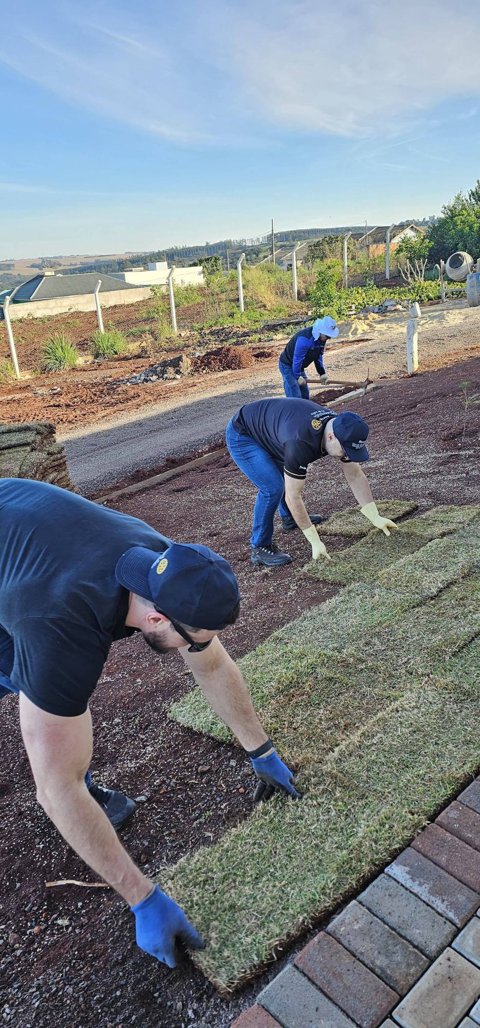  Grama, enxadas e afeto