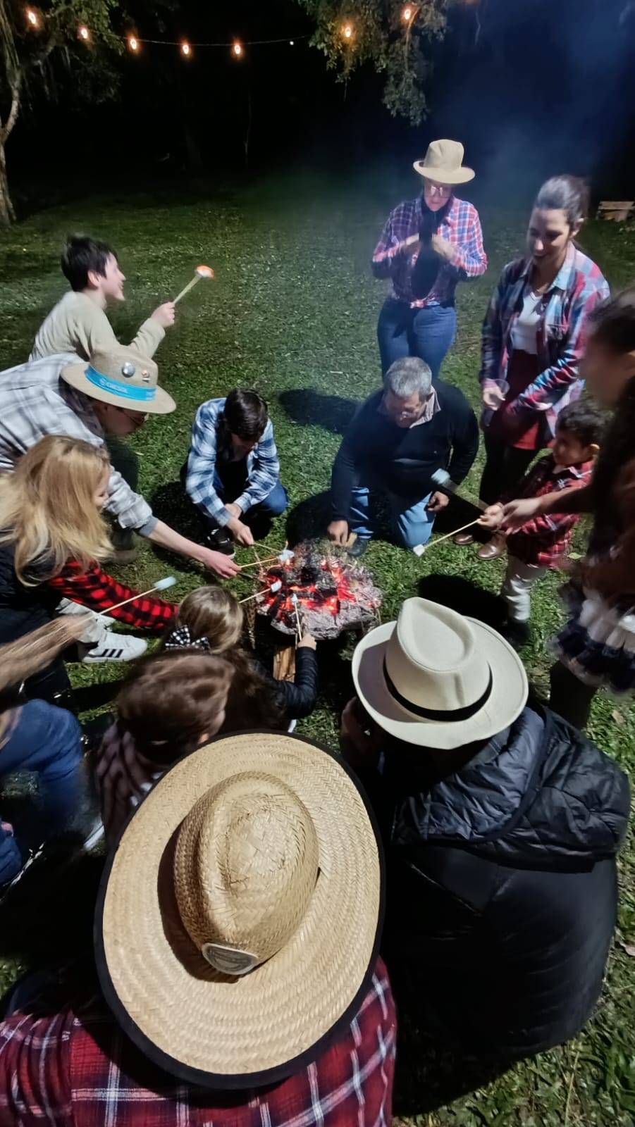 Assando marshmallow com as crianças! Marca registrada da Festa todos os anos!