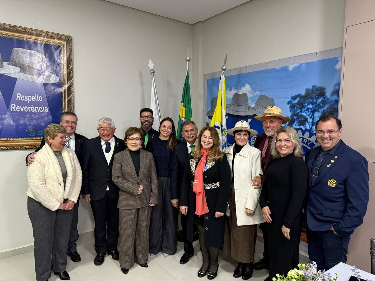 Aidaisa Alves, Maurício Alves, Eduardo Toshimitsu, Hilaide Toshimitsu, Itamar Godoi, Francieli, Julio Cesar Moreira, Mara Odete Ribeiro, Marta Cella Baseggio, Sergio Baseggio, Elisandra e Odacir Casarin de Oliveira em cerimônia de posse e admissão do Rotary Club de Francisco Beltrão Vila Nova 