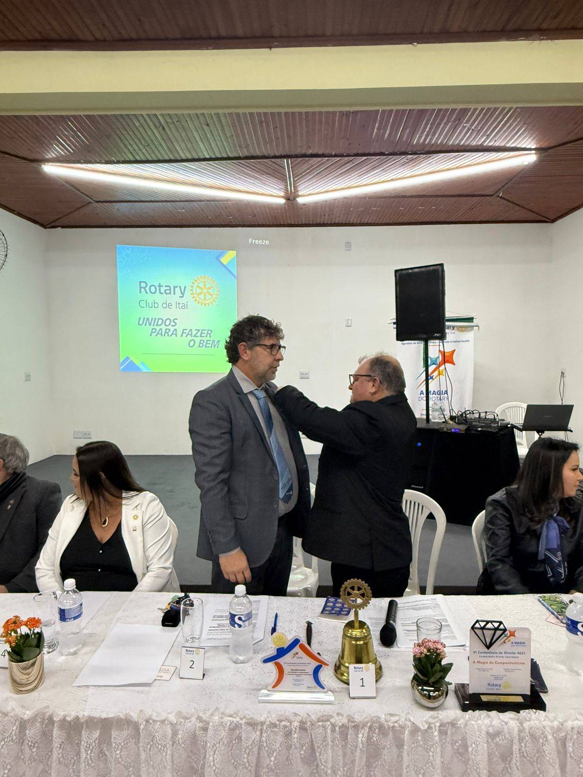 O presidente Agnaldo de Andrade Alves, no Ano Rotário 2024-2025, sob o lema 'A Magia do Rotary', passou a presidência ao companheiro Rafael Mattos Ometto, que assume o Ano Rotário 2025-2026 com o lema 'Unidos para Fazer o Bem'