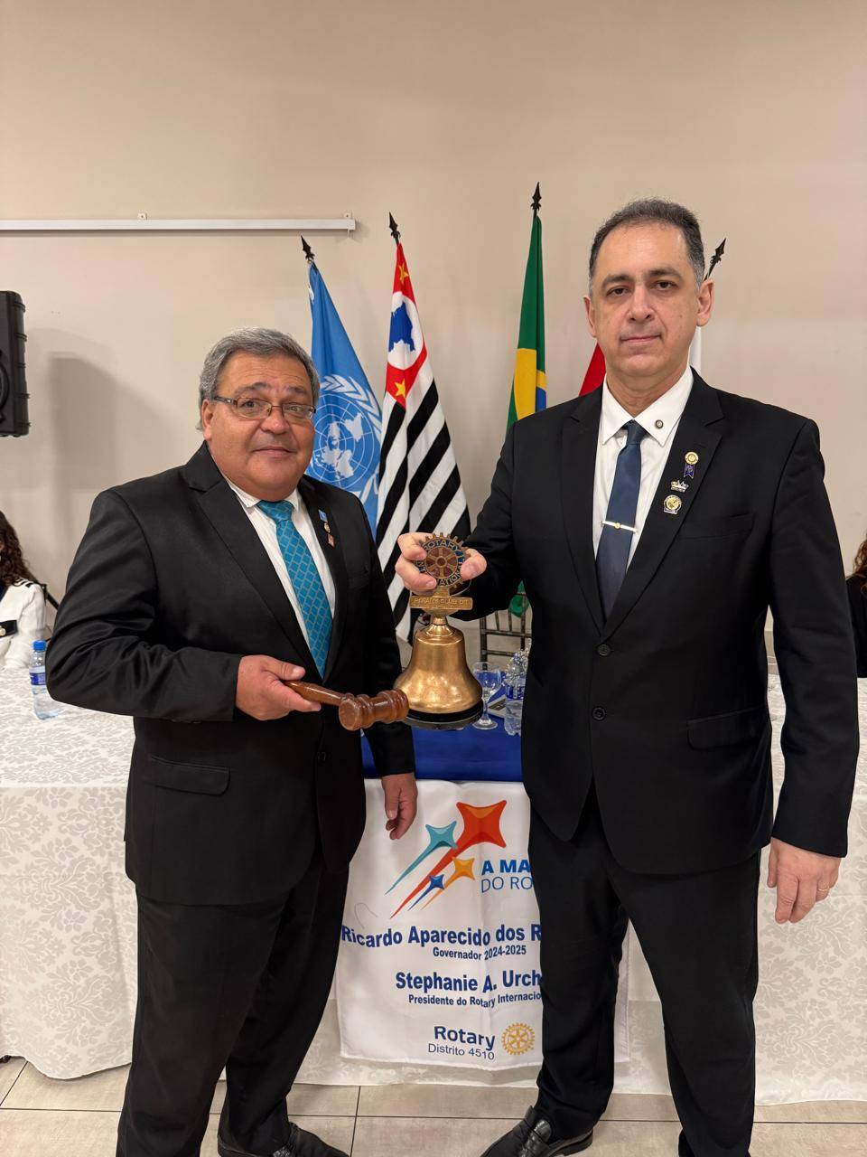 Presidente 24-25 Paulo R. Montefusco passando a presidência para Gilson D. Bertolini