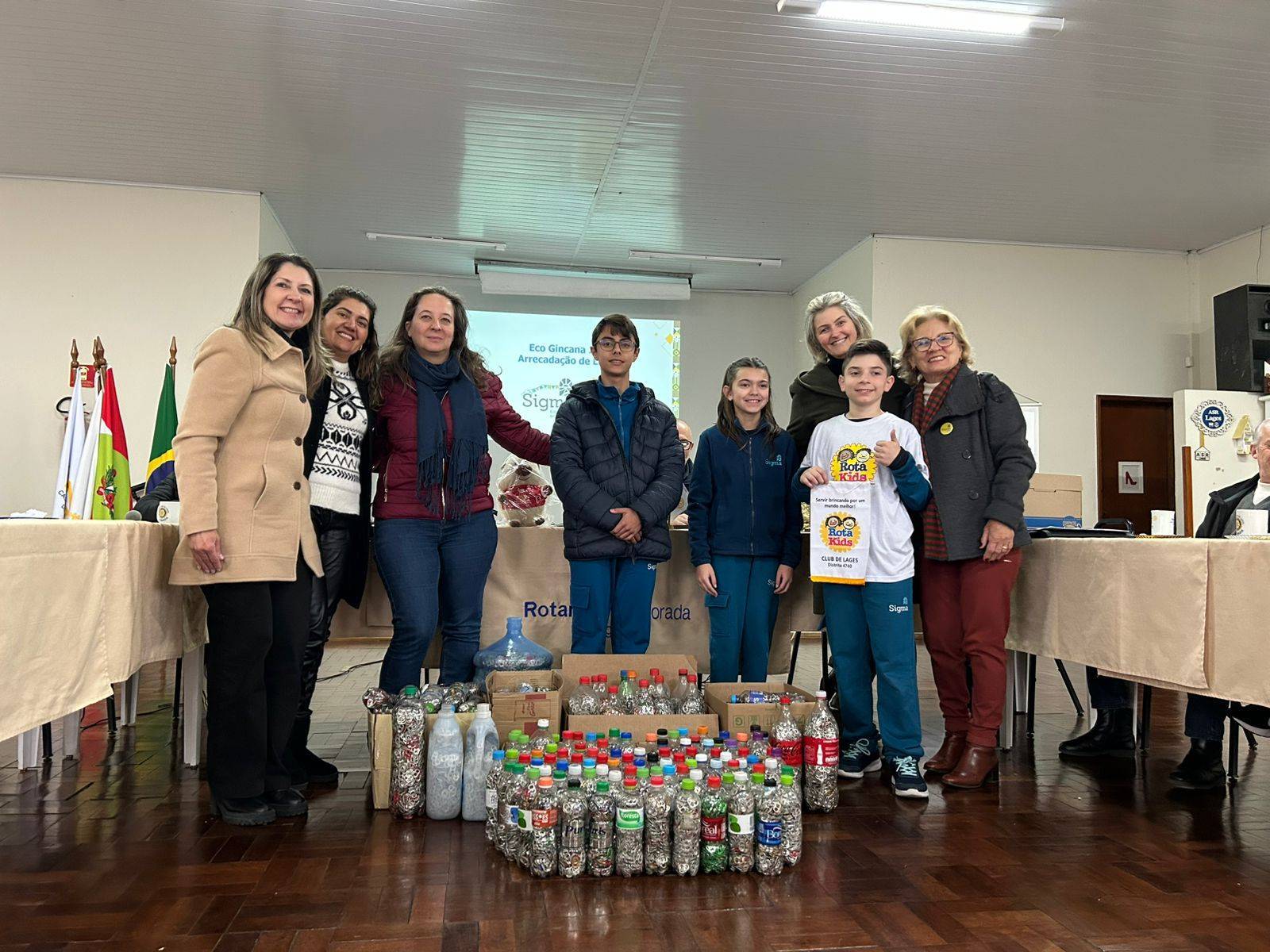 Diretora e estudantes do Colégio Sigma de Lages entregam lacres arrecadados em Gincana
